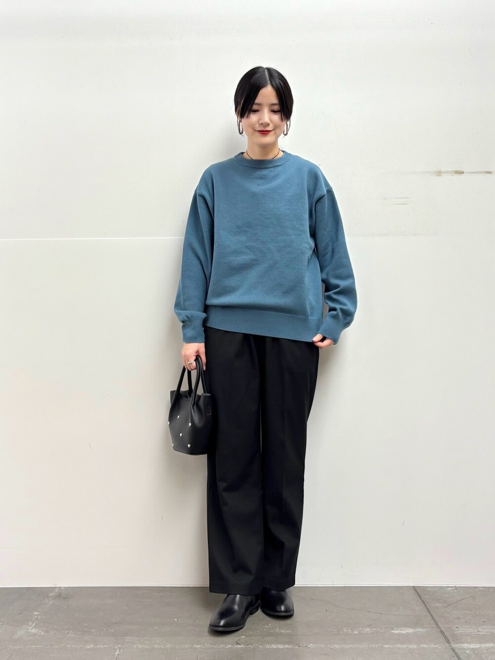 「きれいめカジュアル、休日スタイル、お出かけコーデ、冬コーデ、冬アウター、ニット、ブーツ、クリスマスに着たい服、マイベストコーデ2024、おしゃれさんと繋がりたい、URBAN RESEARCH DOORS」|「URBAN RESEARCH DOORSの『UR TECH』ミドル丈コート(ステンカラーコート、グレー系)」を使った、saoriさん(レディース・158cm)の冬コーディネートの4枚目の写真