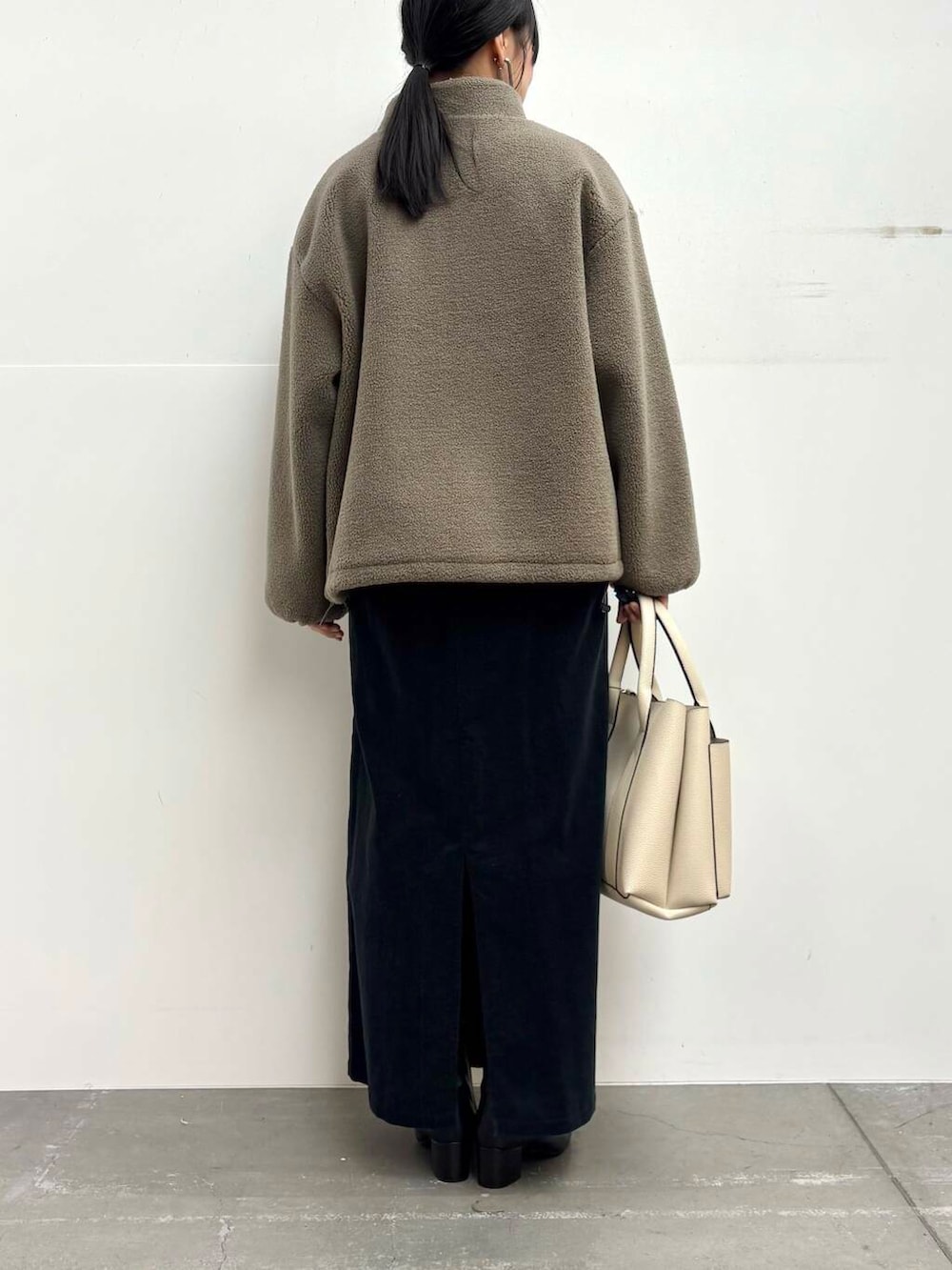 ブラック系のブーツ、グレー系のブルゾン、その他のニット/セーターを着用したレディースの冬コーディネートの5枚目の写真