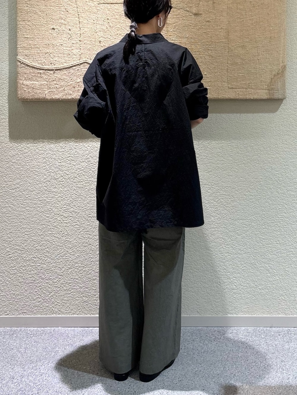 ブラック系のシャツ/ブラウス、ブラック系のシャツ/ブラウス、グリーン系のその他パンツを着用したレディースの秋コーディネートの5枚目の写真