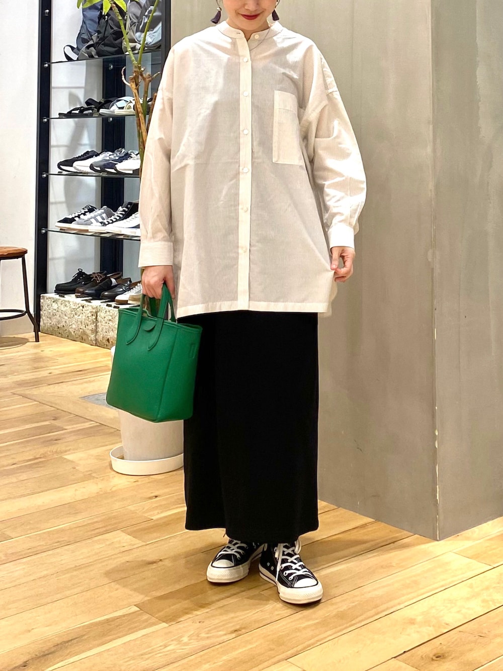 ホワイト系のシャツ/ブラウス、ブラック系のスカート、ブラック系のスニーカーを着用したレディースの春コーディネートの4枚目の写真