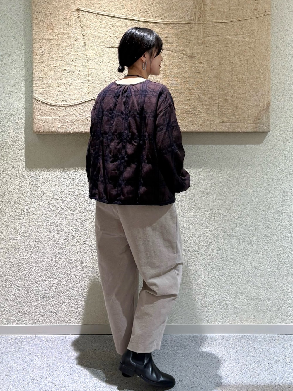 ブラウン系のカーディガン/ボレロ、グレー系のその他パンツ、ブラック系のブーツを着用したレディースの秋コーディネートの3枚目の写真