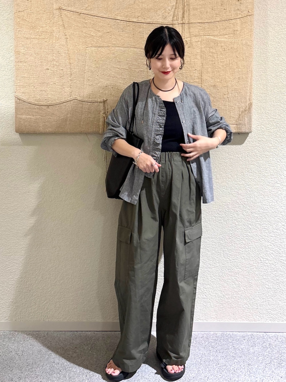 その他のシャツ/ブラウス、その他のシャツ/ブラウス、グリーン系のその他パンツを着用したレディースの秋コーディネートの6枚目の写真