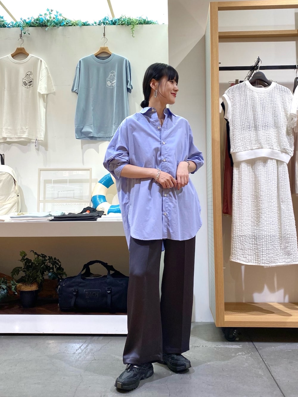 ブルー系のシャツ/ブラウス、グレー系のその他パンツを着用したレディースの夏コーディネートの2枚目の写真