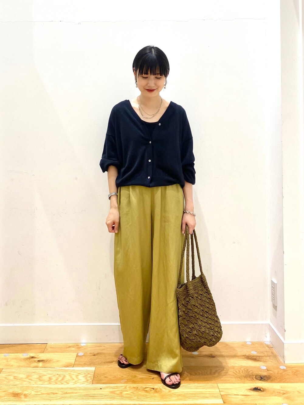 ブラック系のカーディガン/ボレロ、ブラック系のタンクトップ、イエロー系のその他パンツを着用したレディースの夏コーディネートの2枚目の写真