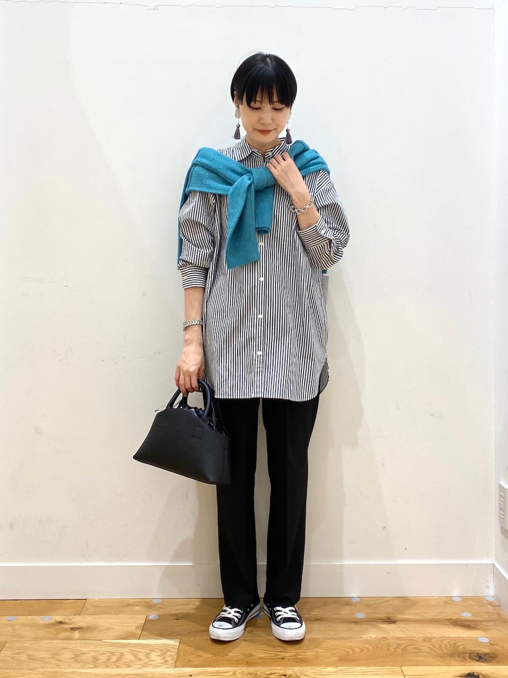 その他のシャツ/ブラウス、ブルー系のニット/セーター、ブラック系のその他パンツを着用したレディースの冬コーディネートの2枚目の写真