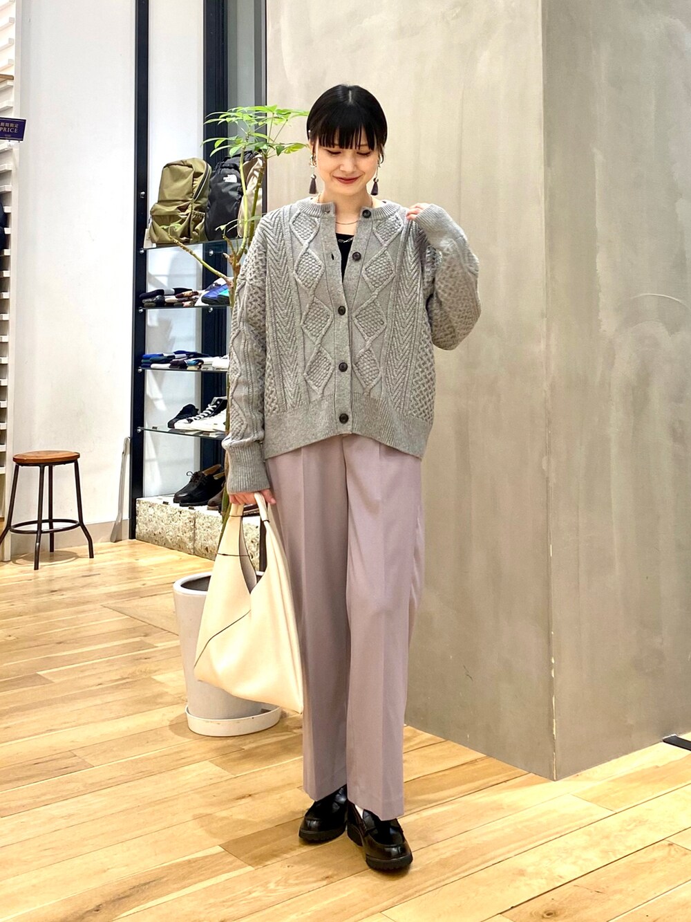 「きれいめカジュアル、休日スタイル、シンプルコーデ、大人カジュアル、マイベストコーデ2022、クリスマスに着たい服、ニット、カーディガン、韓国ファッション、おしゃれさんと繋がりたい、URBAN RESEARCH DOORS、URBAN RESEARCH DOORS WOMENS」｜「FORK&SPOONのFORK&SPOON　アラン柄ニットカーディガン（カーディガン/ボレロ、グレー系）」を使った、saoriさん（レディース・158cm）の冬コーディネートの2枚目の写真