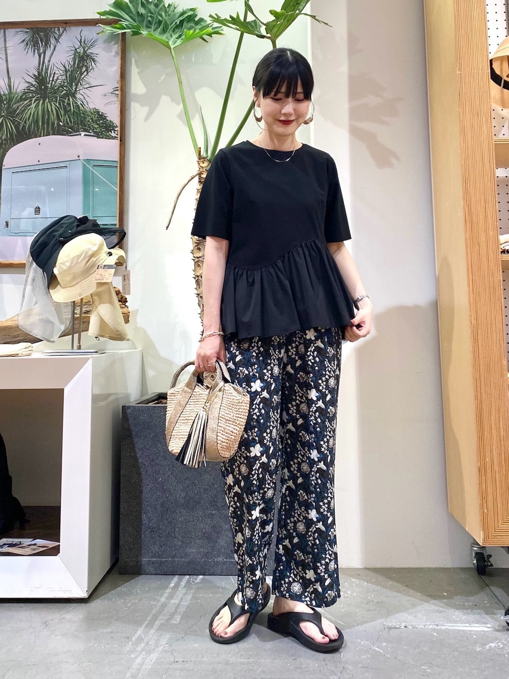 ブラック系のTシャツ/カットソー、ブルー系のその他パンツ、ゴールド系のかごバッグを着用したレディースの夏コーディネートの2枚目の写真