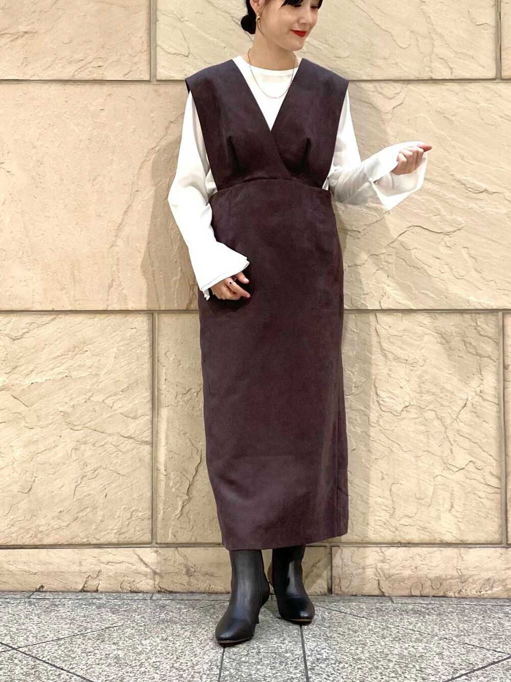 ホワイト系のシャツ/ブラウス、ブラック系のブーツ、レッド系のワンピースを着用したレディースの秋コーディネートの6枚目の写真