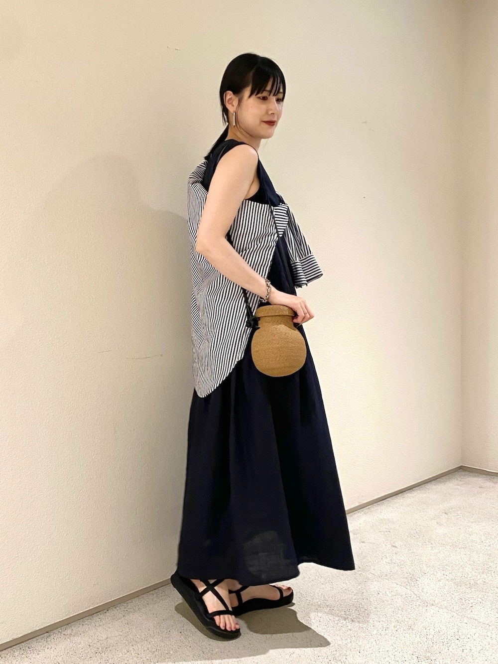 ブルー系のワンピース、ブルー系のシャツ/ブラウスを着用したレディースの夏コーディネートの3枚目の写真