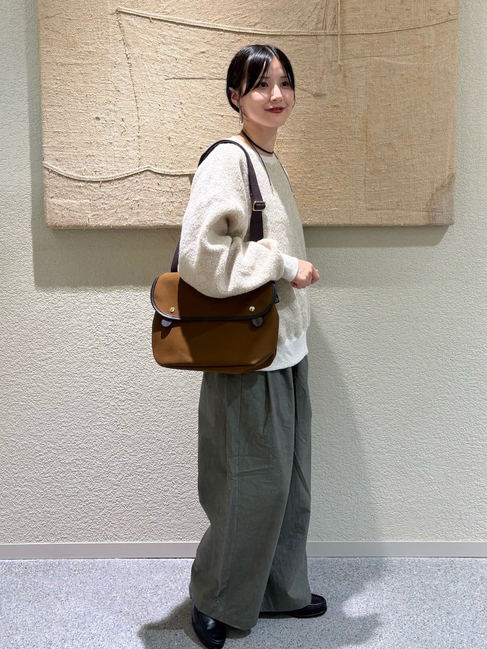 ベージュ系のその他トップス、ベージュ系のその他トップス、グリーン系のその他パンツを着用したレディースの秋コーディネートの2枚目の写真