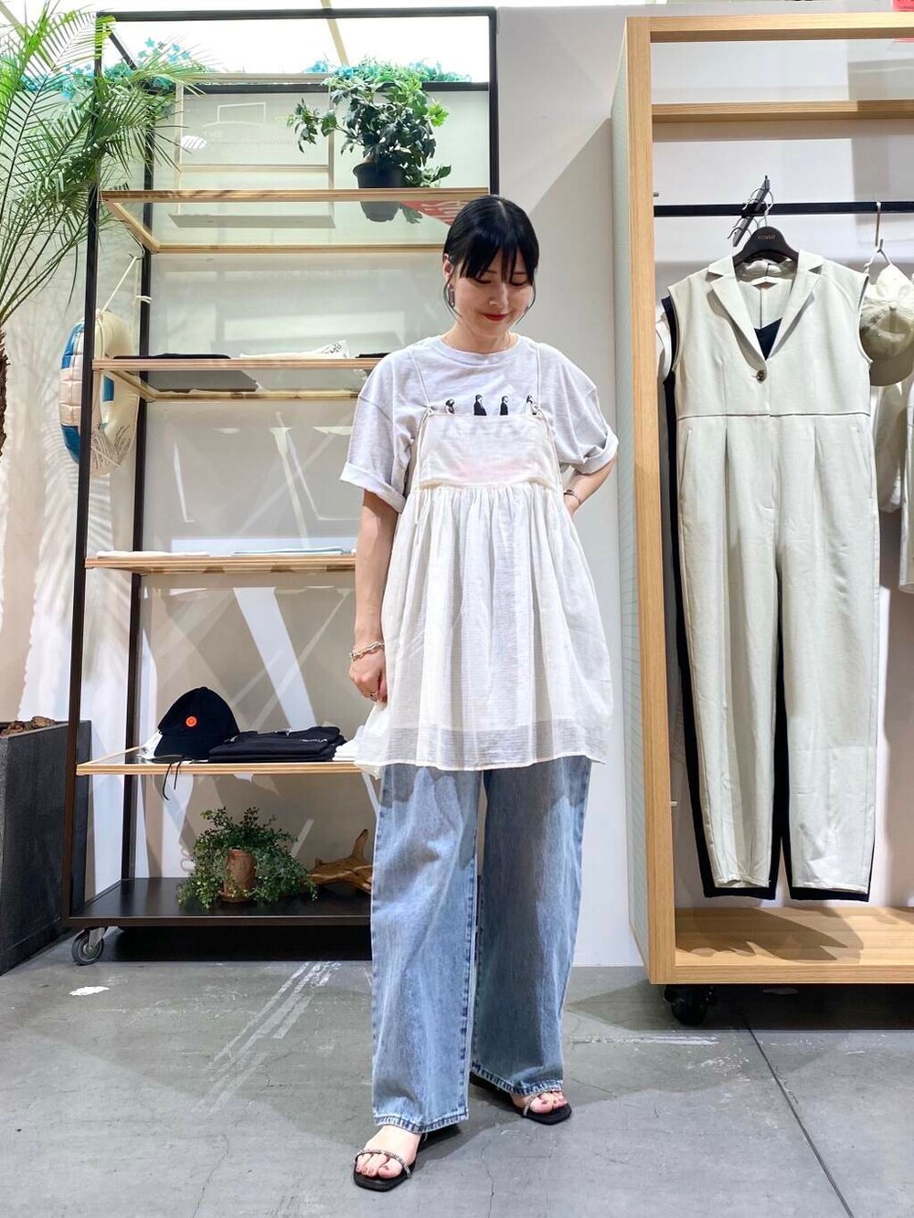 ブルー系のデニムパンツ、グレー系のTシャツ/カットソー、ブラック系のサンダルを着用したレディースの夏コーディネートの2枚目の写真