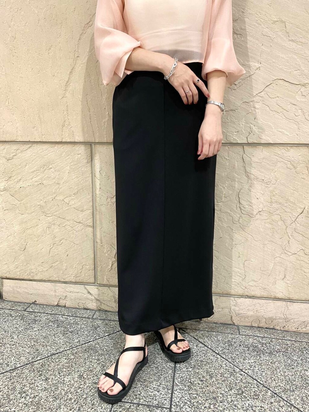 ブラック系のスカート、ピンク系のシャツ/ブラウスを着用したレディースの夏コーディネートの9枚目の写真