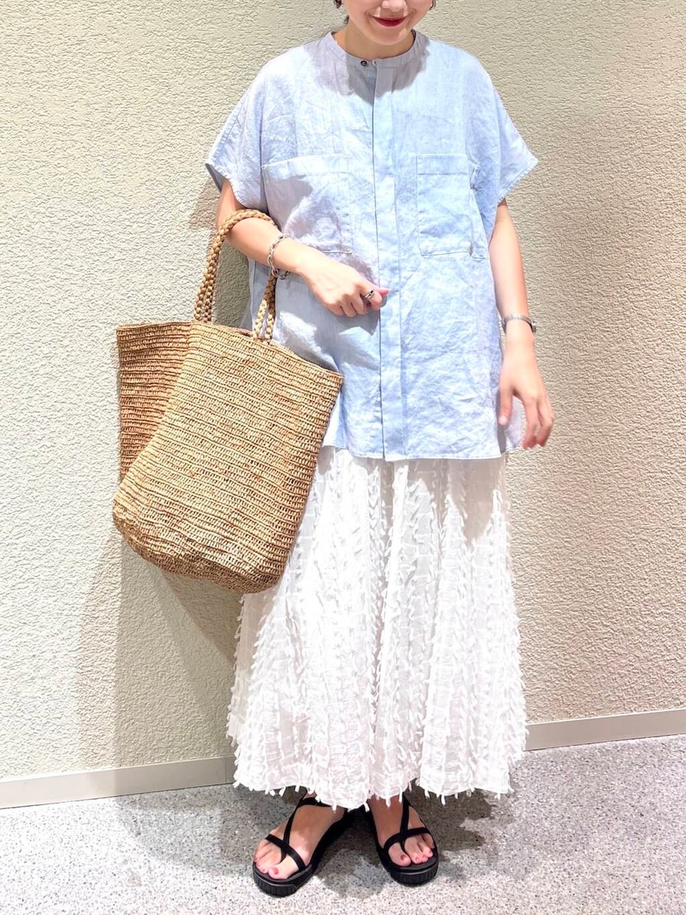 ホワイト系のスカート、ブルー系のシャツ/ブラウスを着用したレディースの夏コーディネートの4枚目の写真