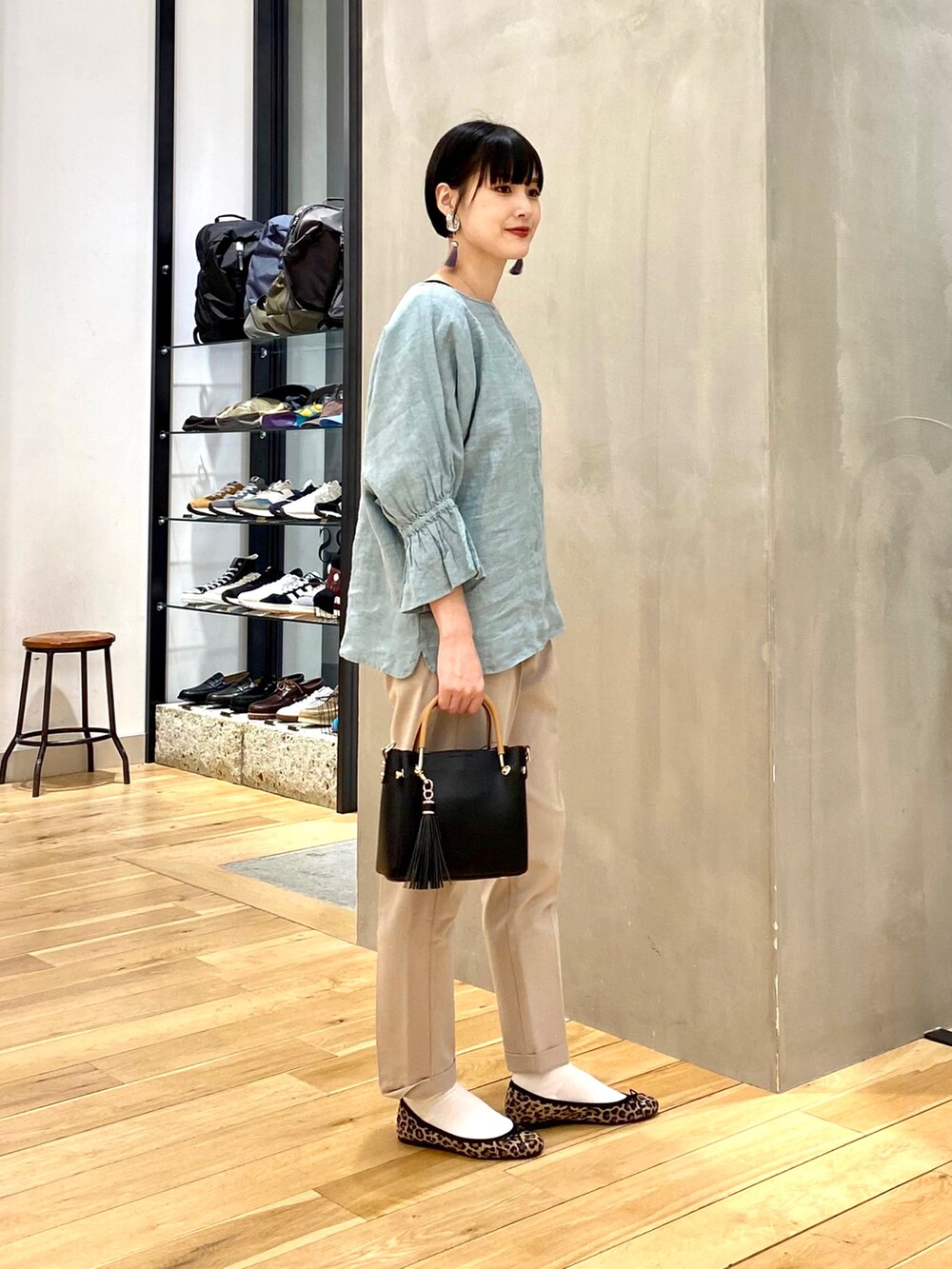 グリーン系のシャツ/ブラウス、ベージュ系のその他パンツ、ブラック系のトートバッグを着用したレディースの春コーディネートの3枚目の写真
