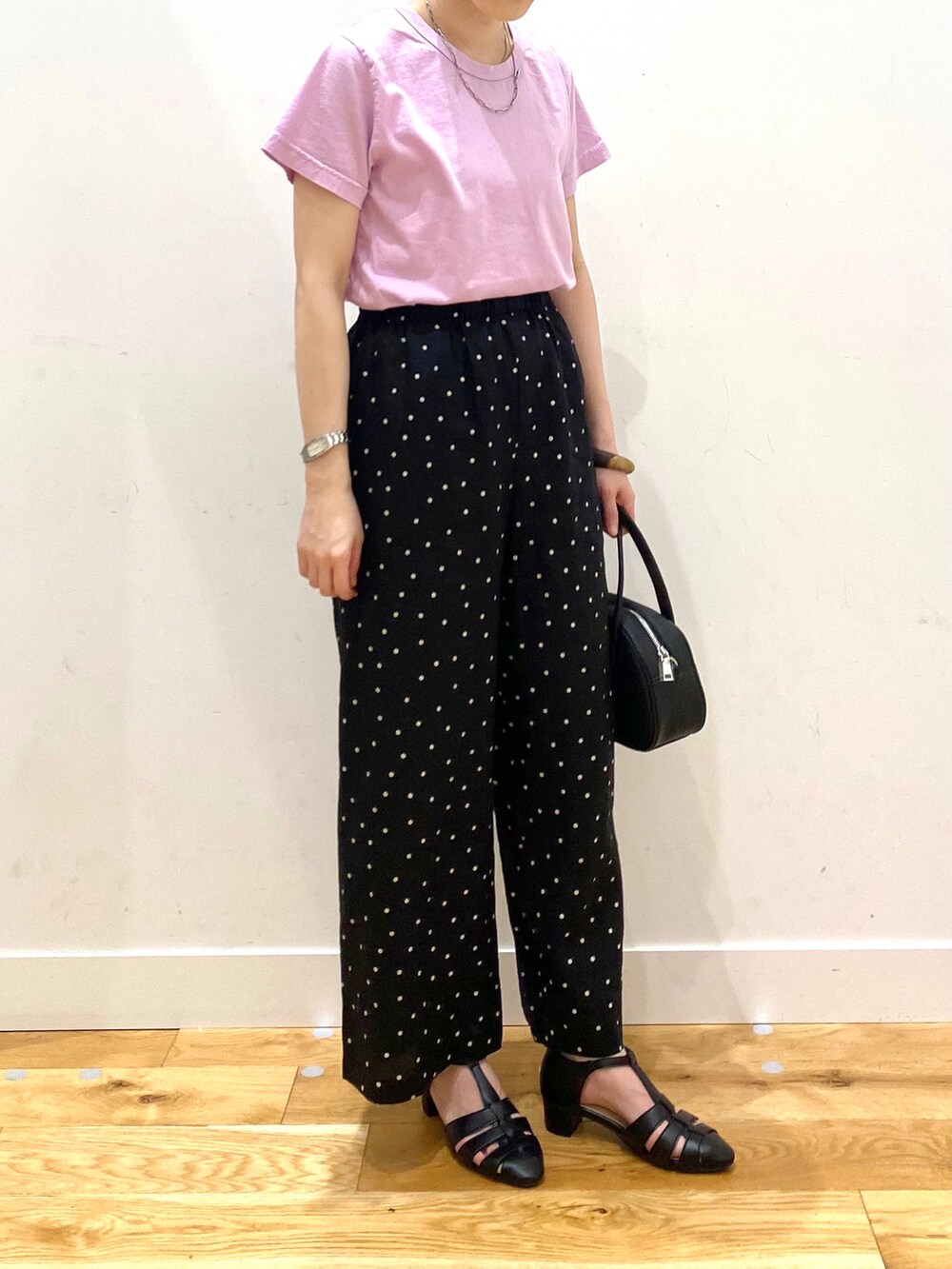 ブラック系のその他パンツ、ブラック系のショルダーバッグ、ブラック系のサンダルを着用したレディースの春コーディネートの4枚目の写真