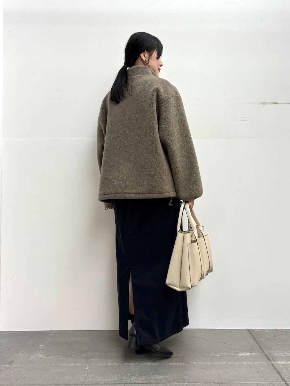 ブラック系のブーツ、グレー系のブルゾン、その他のニット/セーターを着用したレディースの冬コーディネートの3枚目の写真