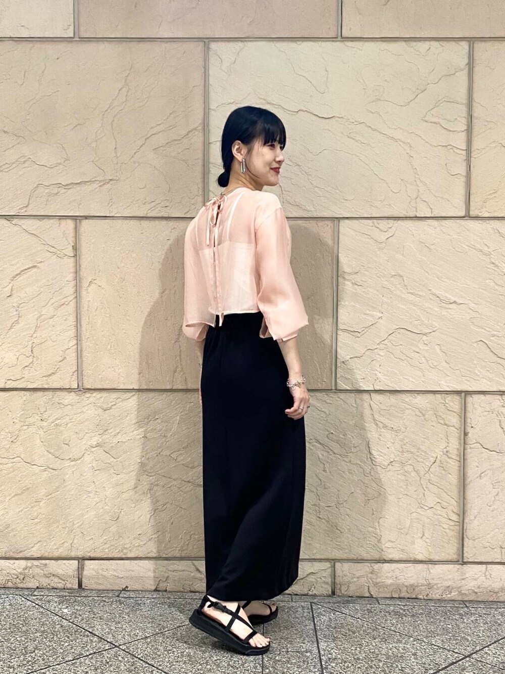 ブラック系のスカート、ピンク系のシャツ/ブラウスを着用したレディースの夏コーディネートの4枚目の写真
