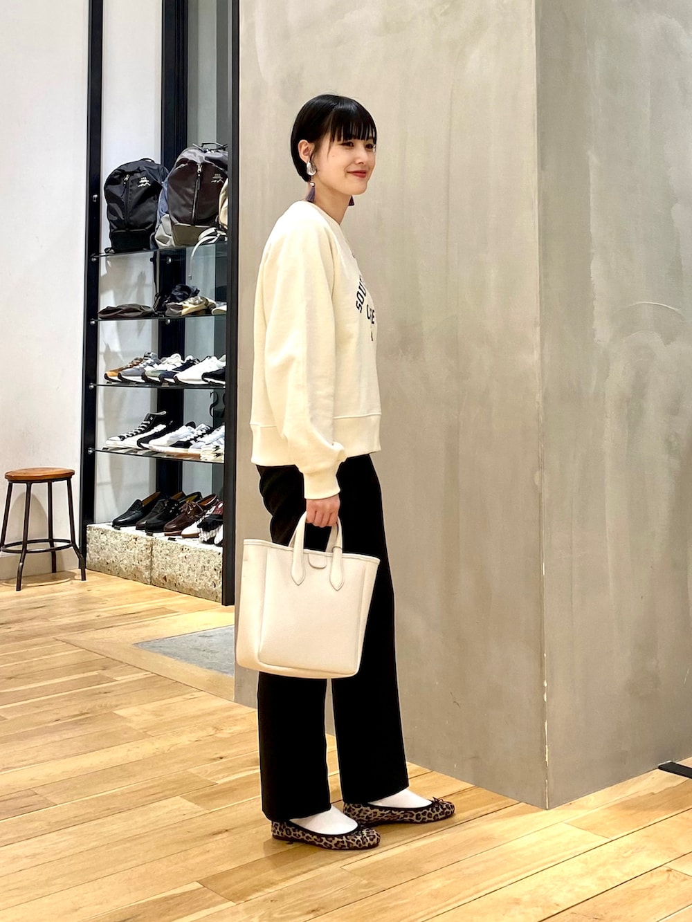 グリーン系のポンチョ、ホワイト系のスウェット、その他のバレエシューズを着用したレディースの春コーディネートの4枚目の写真