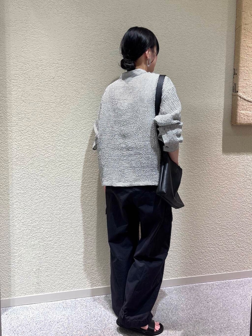 ブラック系のその他パンツ、ホワイト系のシャツ/ブラウスを着用したレディースの春コーディネートの3枚目の写真