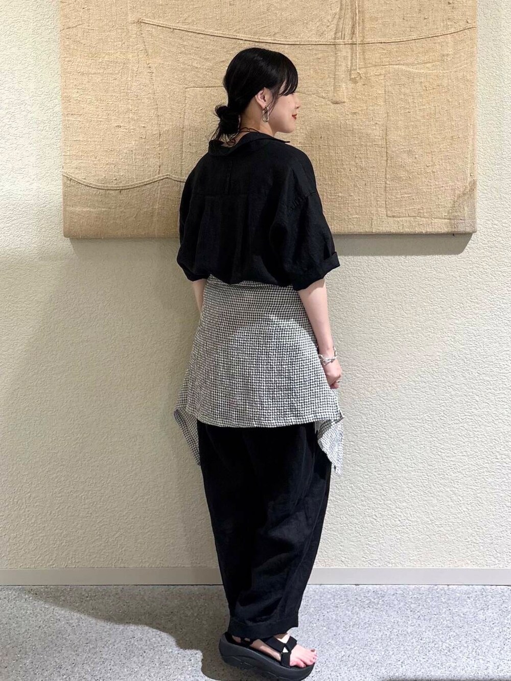 ブラック系のサロペット/オーバーオール、ホワイト系のシャツ/ブラウスを着用したレディースの夏コーディネートの3枚目の写真