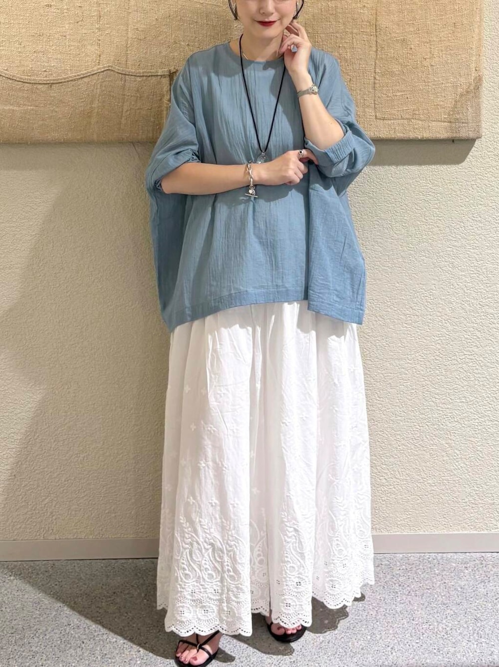 ブルー系のシャツ/ブラウス、ホワイト系のその他パンツを着用したレディースの夏コーディネートの4枚目の写真