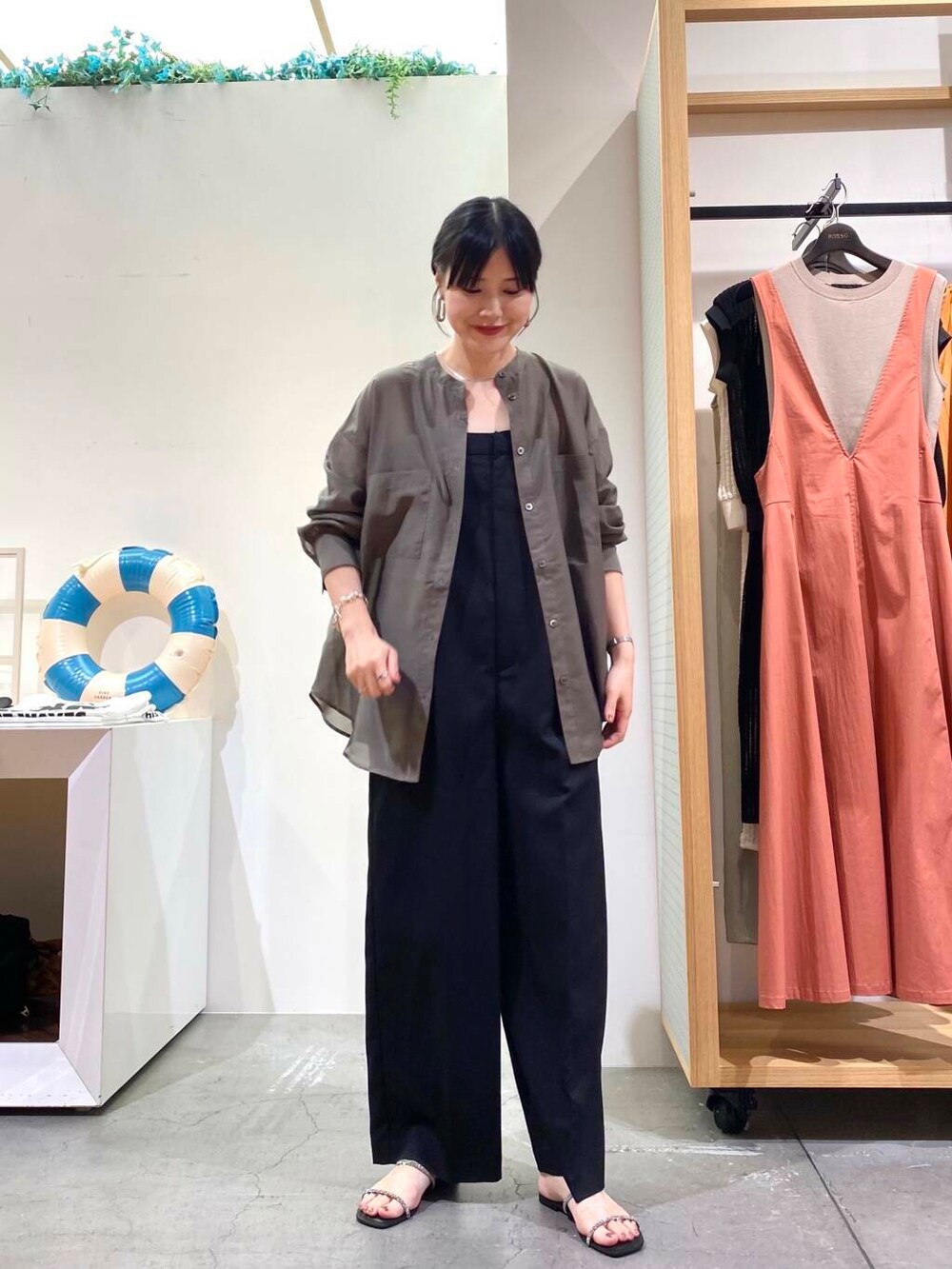 ブラック系のサンダル、グレー系のシャツ/ブラウス、ブラック系のサロペット/オーバーオールを着用したレディースの夏コーディネートの2枚目の写真