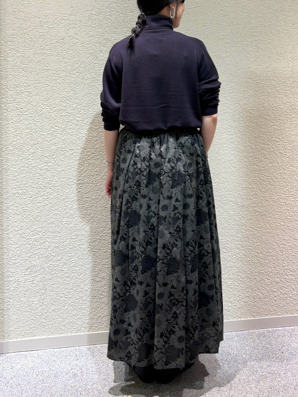 グレー系のニット/セーター、その他のスカート、グレー系のスカートを着用したレディースの秋コーディネートの5枚目の写真