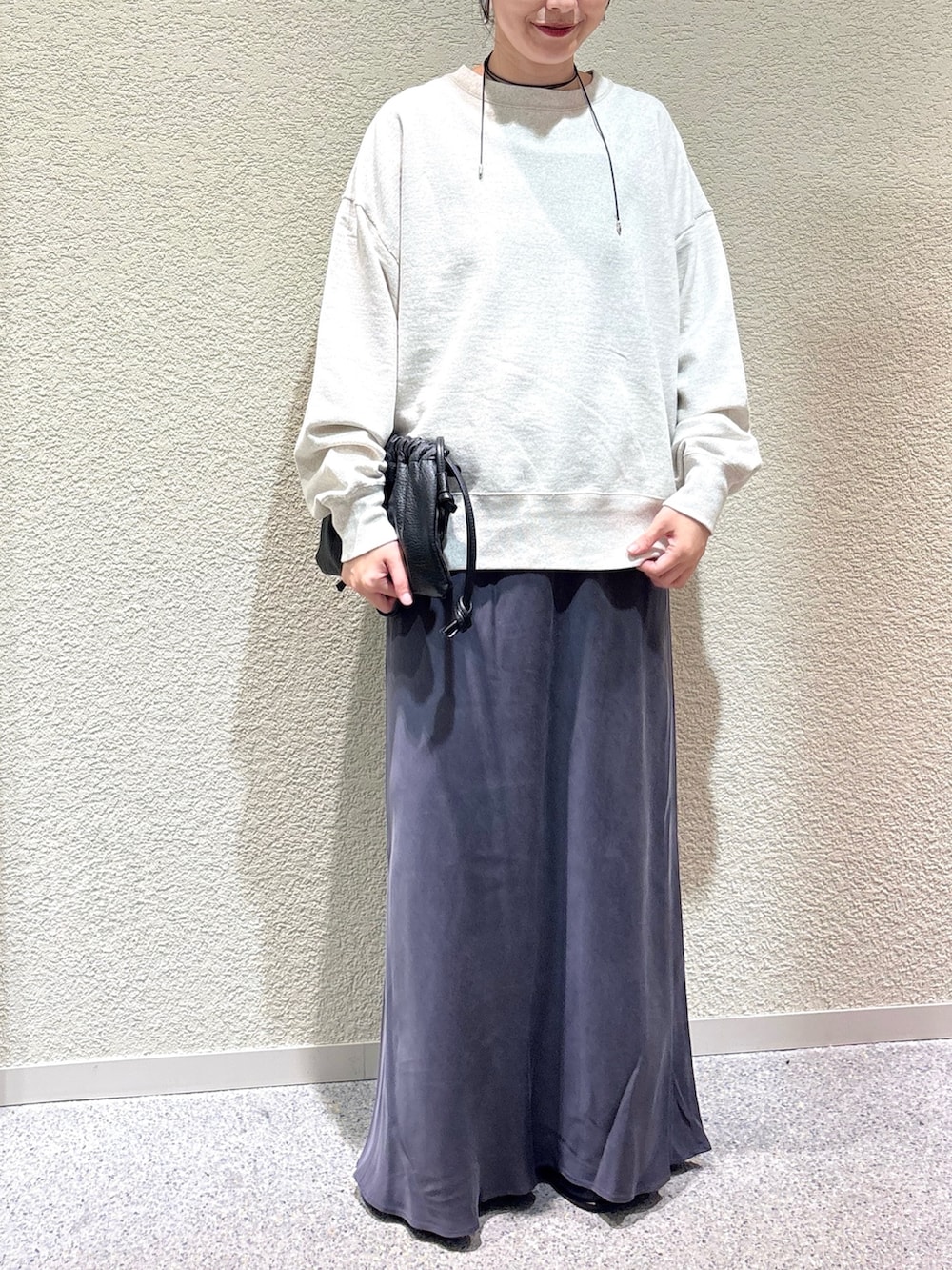 ベージュ系のスウェット、ベージュ系のスウェット、グレー系のスカートを着用したレディースの秋コーディネートの4枚目の写真