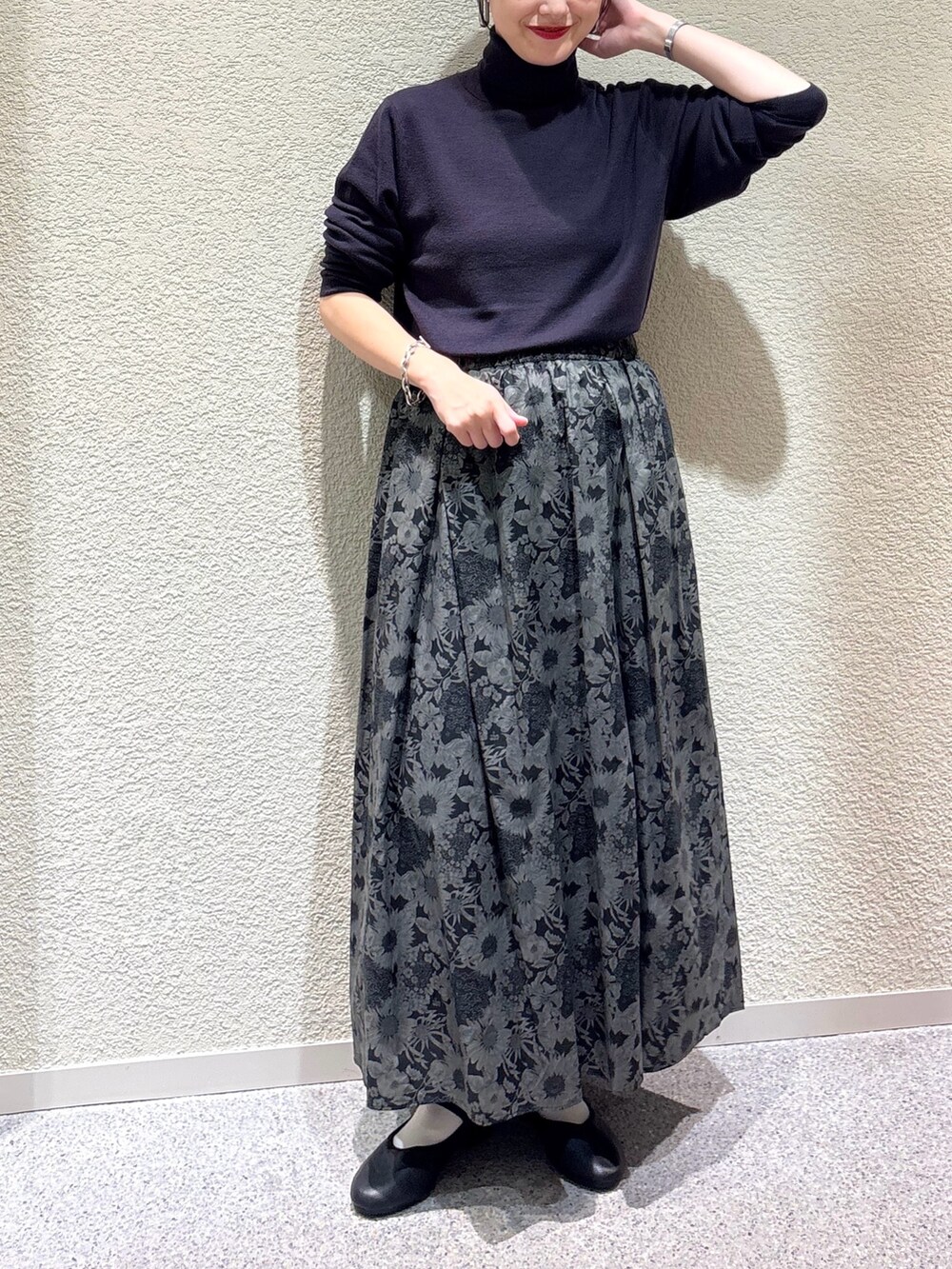 グレー系のニット/セーター、その他のスカート、グレー系のスカートを着用したレディースの秋コーディネートの4枚目の写真