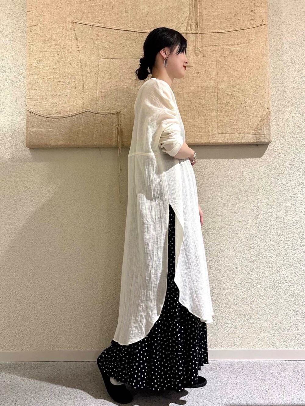 「大人カジュアル、デートコーデ、ママコーデ、きれいめカジュアル、シンプルコーデ、かぐれ、雨の日コーデ、newarrival、休日スタイル、30代、旅行コーデ、ブルベ夏、骨格ウェーブ、下半身太め、ウェーブ×ブルベ夏」｜「かぐれのドットギャザースカート（スカート、ブラック系）」を使った、saoriさん（レディース・158cm）の春コーディネートの2枚目の写真