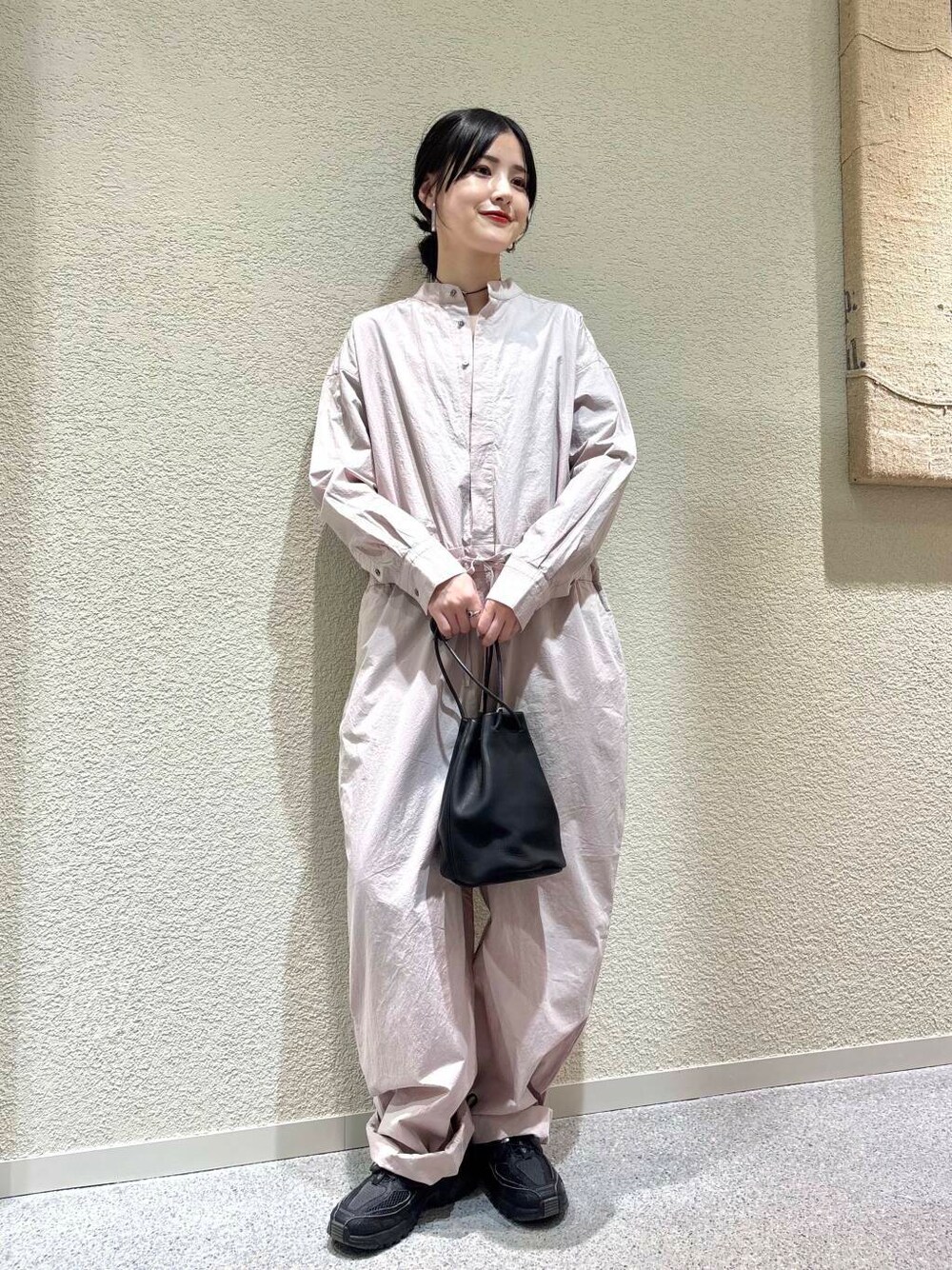ピンク系のサロペット/オーバーオールを着用したレディースの春コーディネートの6枚目の写真