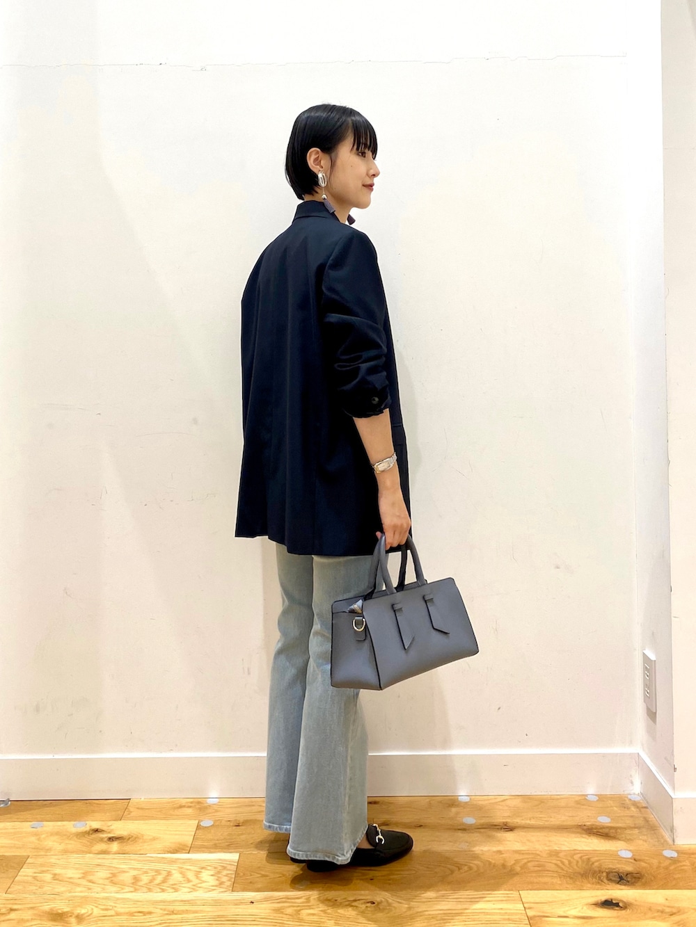 ブルー系のその他アウター、ホワイト系のTシャツ/カットソー、ブルー系のデニムパンツを着用したレディースの秋コーディネートの2枚目の写真