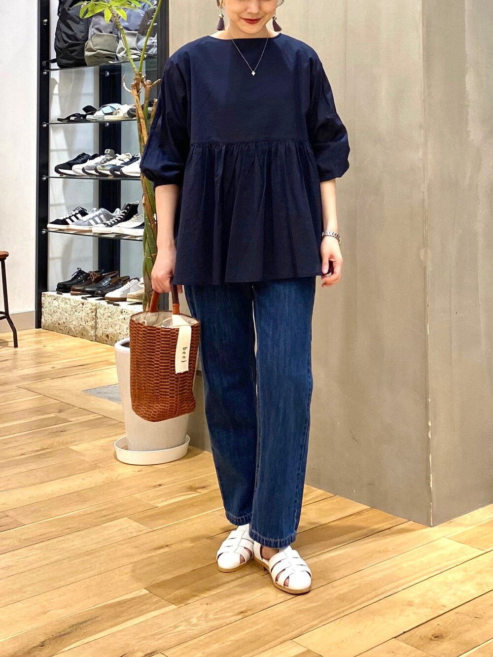 ブルー系のシャツ/ブラウス、ブルー系のデニムパンツ、ホワイト系のサンダルを着用したレディースの春コーディネートの4枚目の写真