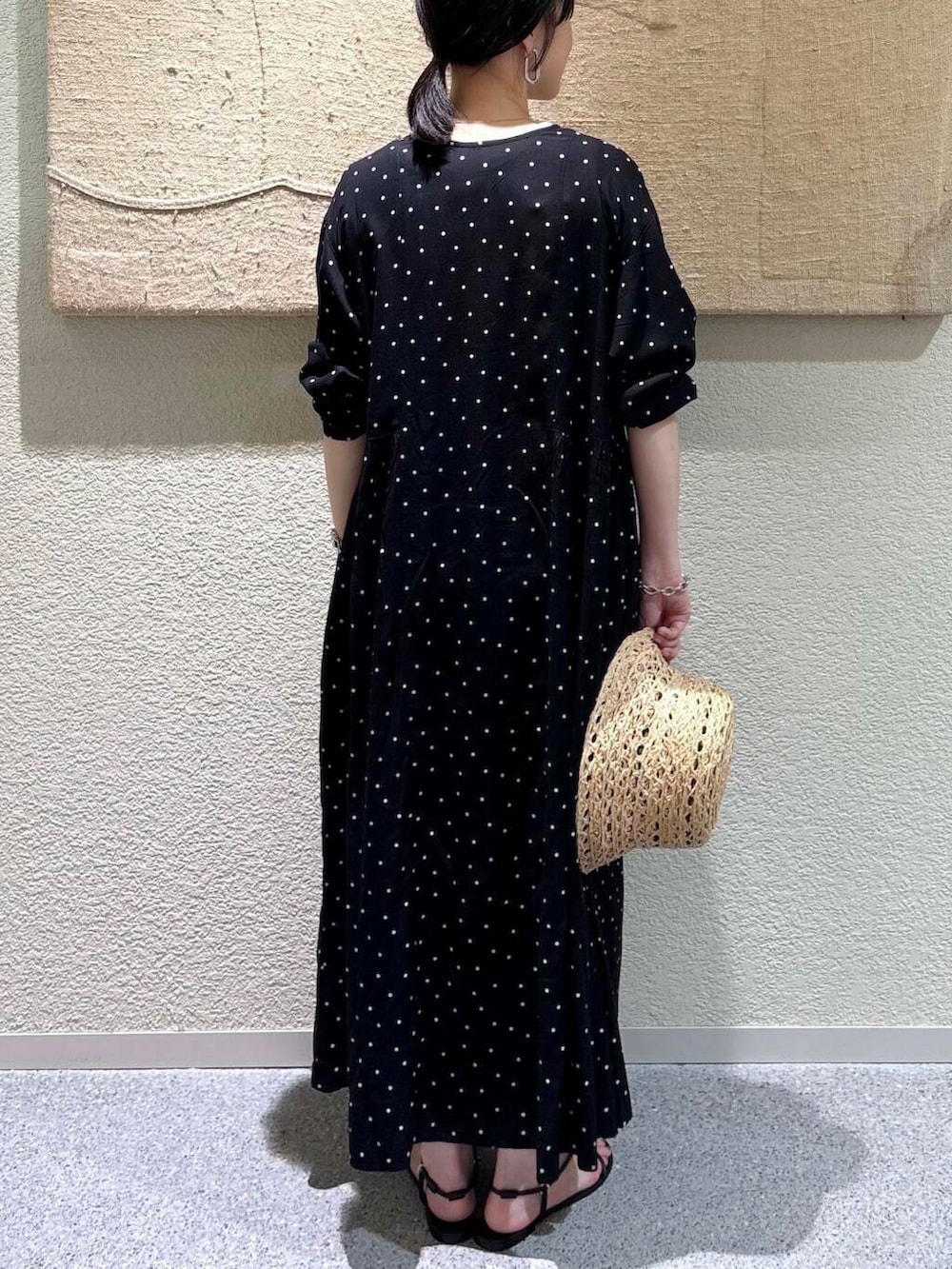 ブラック系のワンピース、ホワイト系のタンクトップを着用したレディースの夏コーディネートの5枚目の写真