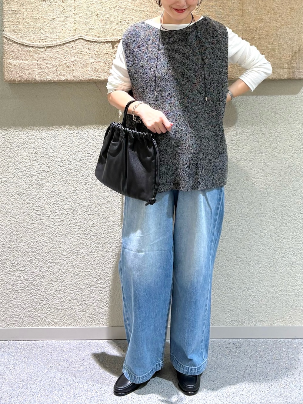 ホワイト系のTシャツ/カットソー、ホワイト系のTシャツ/カットソー、グリーン系のニット/セーターを着用したレディースの秋コーディネートの4枚目の写真