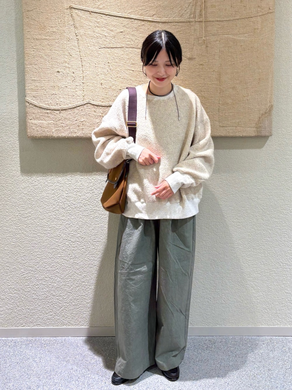 ベージュ系のその他トップス、ベージュ系のその他トップス、グリーン系のその他パンツを着用したレディースの秋コーディネートの6枚目の写真