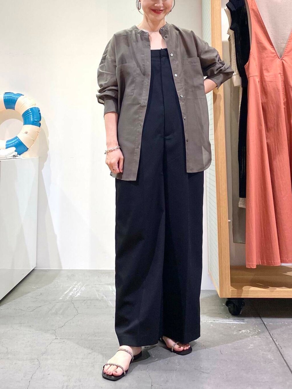 ブラック系のサンダル、グレー系のシャツ/ブラウス、ブラック系のサロペット/オーバーオールを着用したレディースの夏コーディネートの8枚目の写真