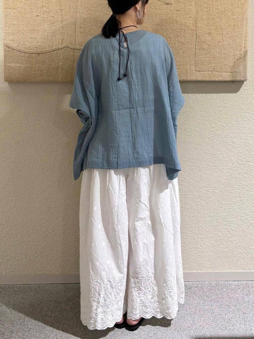 ブルー系のシャツ/ブラウス、ホワイト系のその他パンツを着用したレディースの夏コーディネートの5枚目の写真