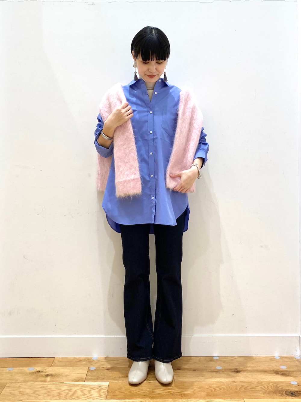 ブルー系のシャツ/ブラウス、グレー系のニット/セーター、ピンク系のニット/セーターを着用したレディースの冬コーディネートの3枚目の写真