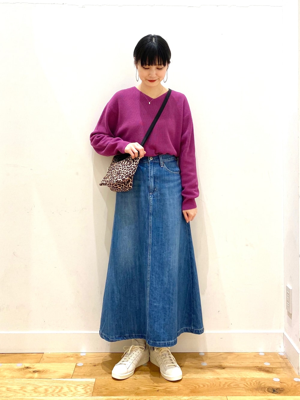 ブラック系のダウンジャケット/コート、パープル系のニット/セーター、その他のショルダーバッグを着用したレディースの春コーディネートの3枚目の写真