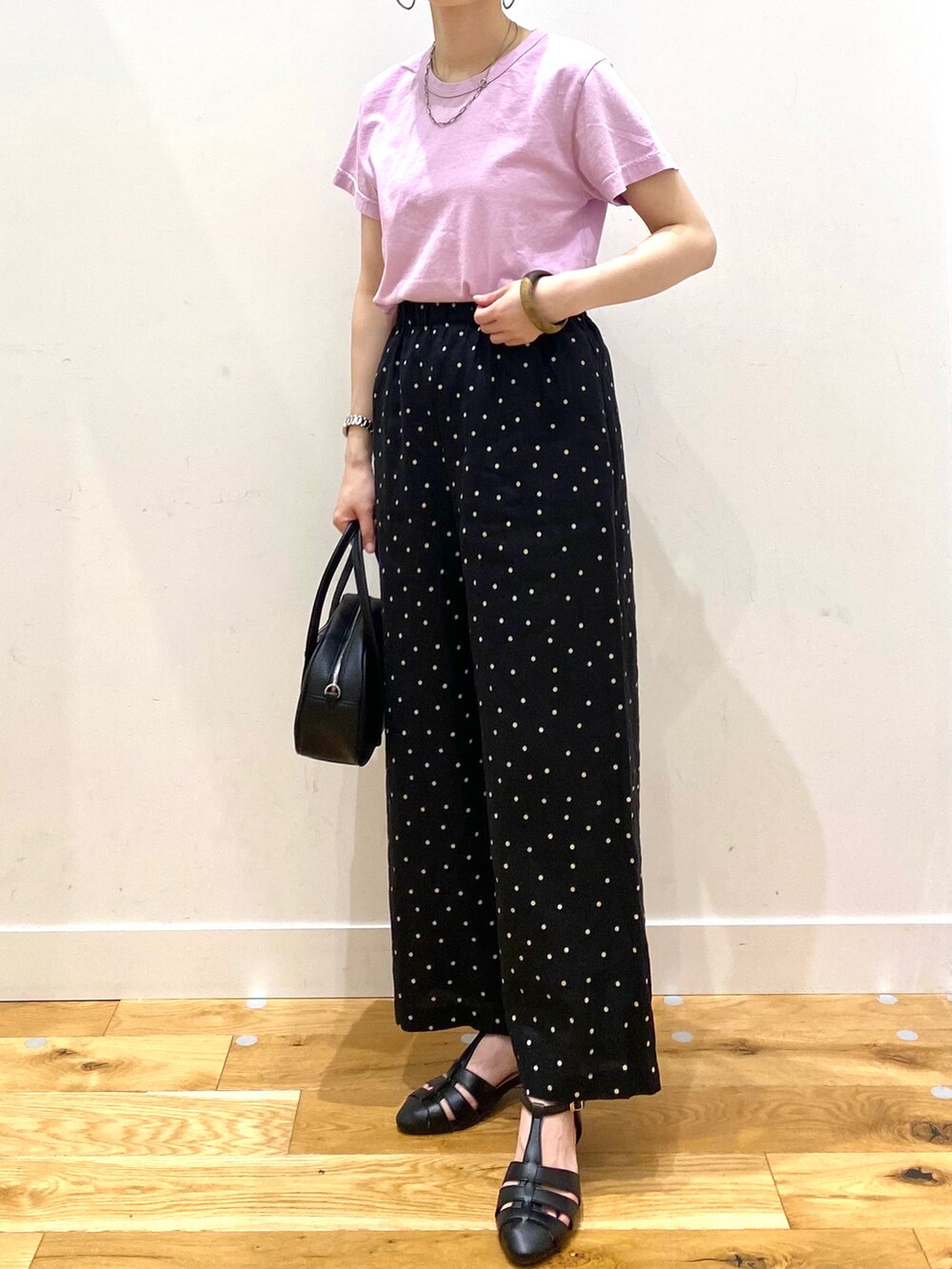 ブラック系のその他パンツ、ブラック系のショルダーバッグ、ブラック系のサンダルを着用したレディースの春コーディネートの5枚目の写真