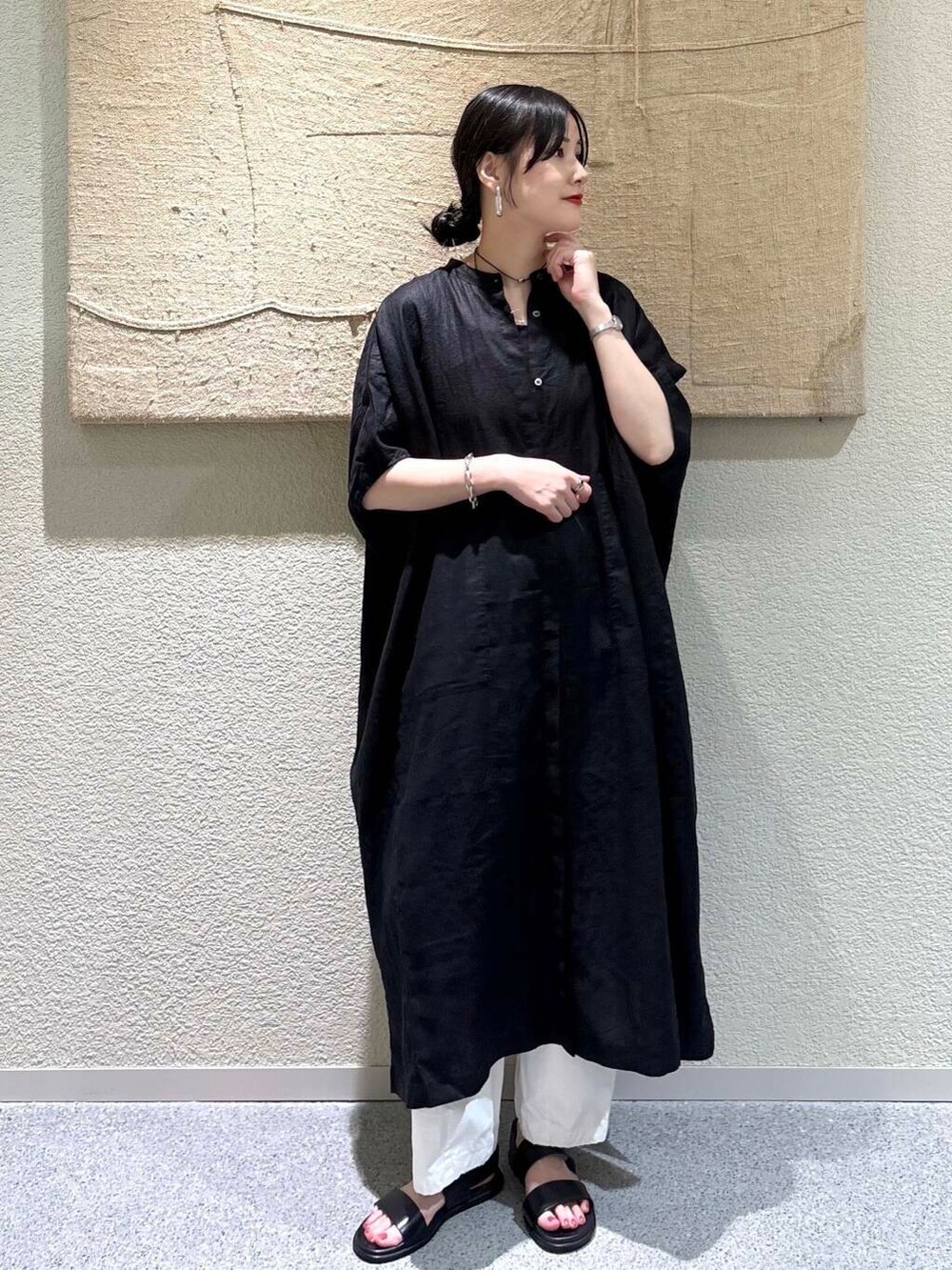 ホワイト系のその他パンツ、ブラック系のワンピースを着用したレディースの春コーディネートの6枚目の写真