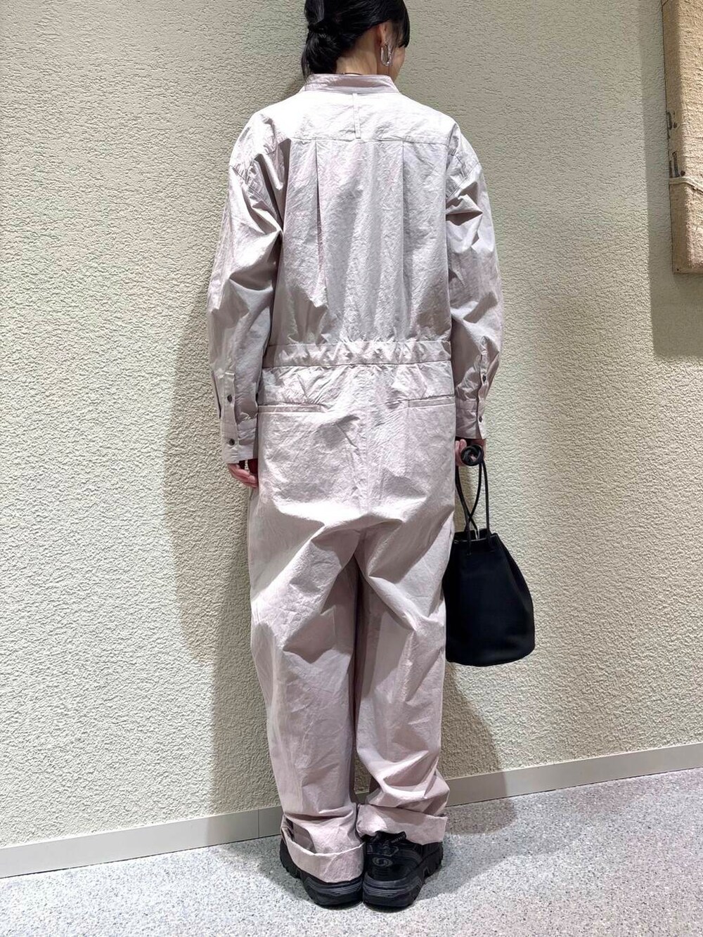 ピンク系のサロペット/オーバーオールを着用したレディースの春コーディネートの5枚目の写真