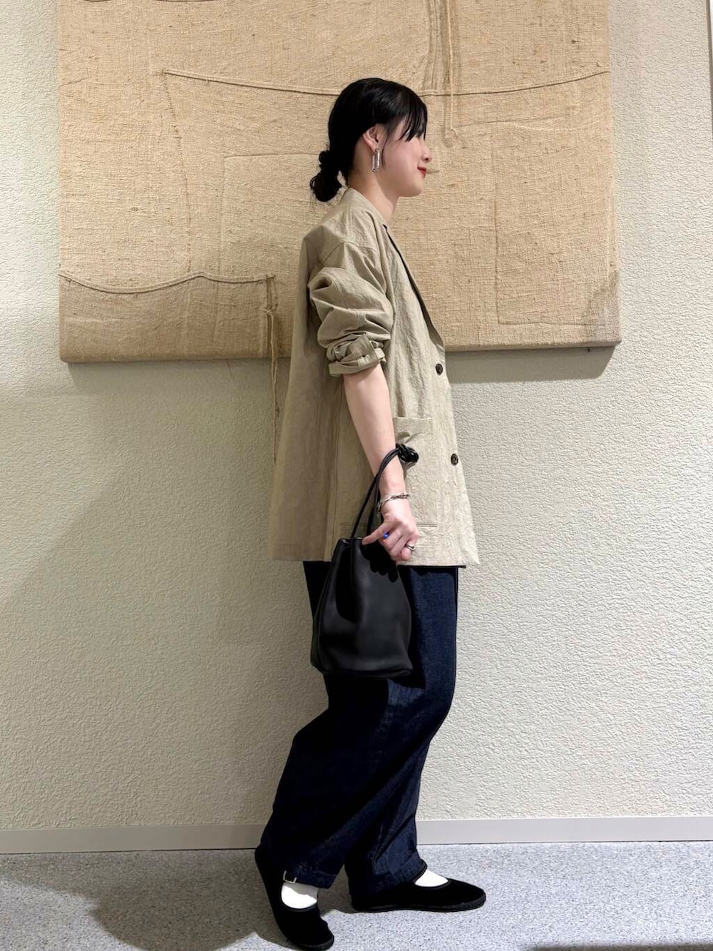 「大人カジュアル、デートコーデ、ママコーデ、きれいめカジュアル、シンプルコーデ、かぐれ、雨の日コーデ、newarrival、休日スタイル、30代、ブルベ夏、骨格ウェーブ、下半身太め、ウェーブ×ブルベ夏、シューズサイズ23㎝〜23.5㎝」｜「かぐれのデニムボリュームパンツ（デニムパンツ、ブルー系）」を使った、saoriさん（レディース・158cm）の春コーディネートの2枚目の写真