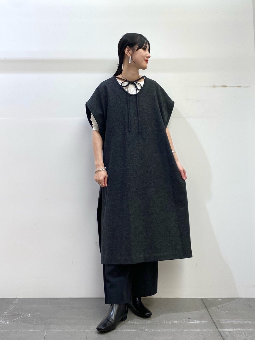 ホワイト系のTシャツ/カットソー、グレー系のワンピース、ブラック系のその他パンツを着用したレディースの秋コーディネートの3枚目の写真