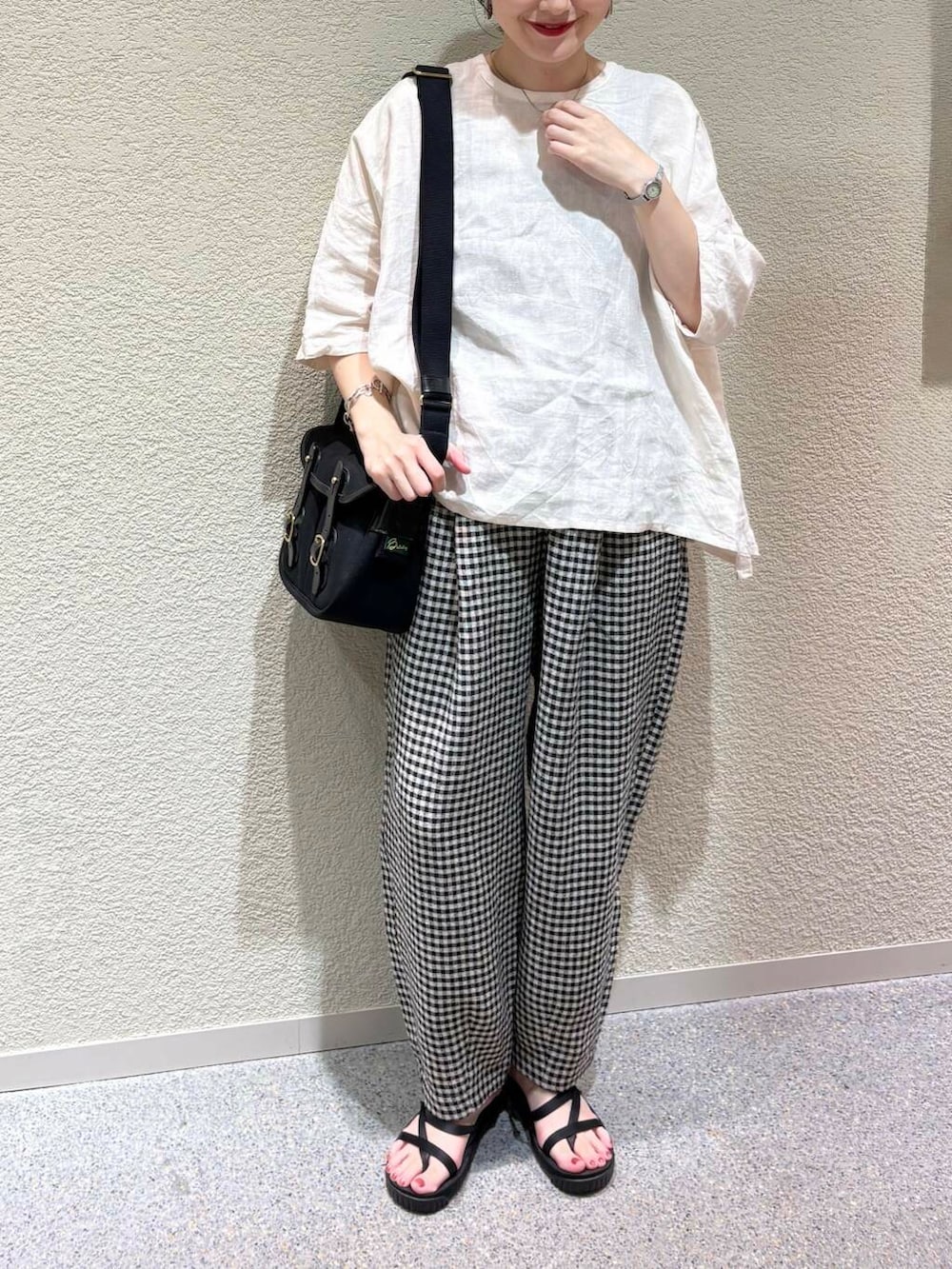 その他のその他パンツ、ピンク系のシャツ/ブラウスを着用したレディースの夏コーディネートの4枚目の写真