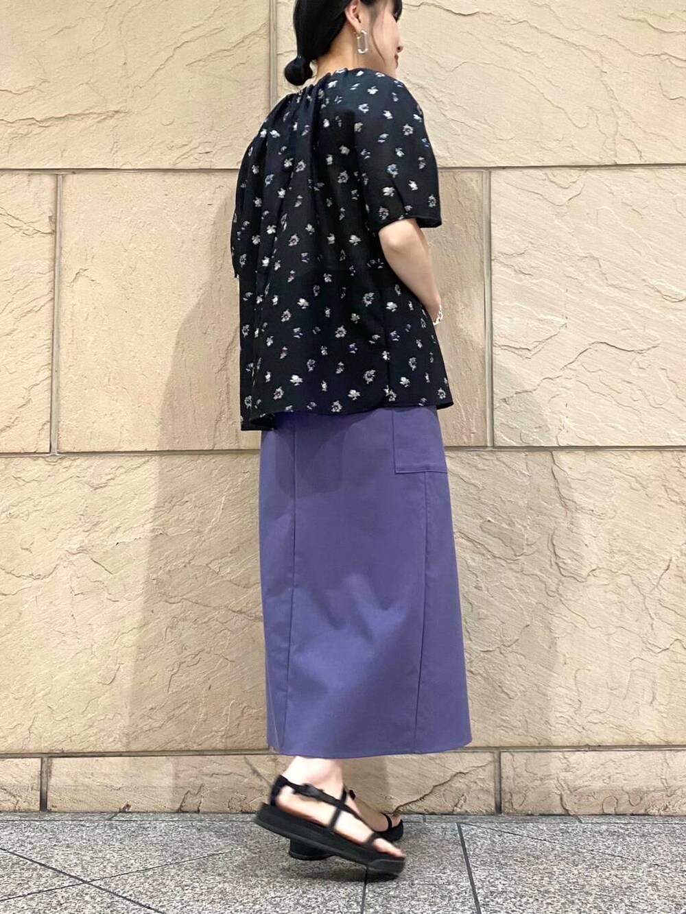 パープル系のスカート、ブラック系のシャツ/ブラウスを着用したレディースの夏コーディネートの7枚目の写真