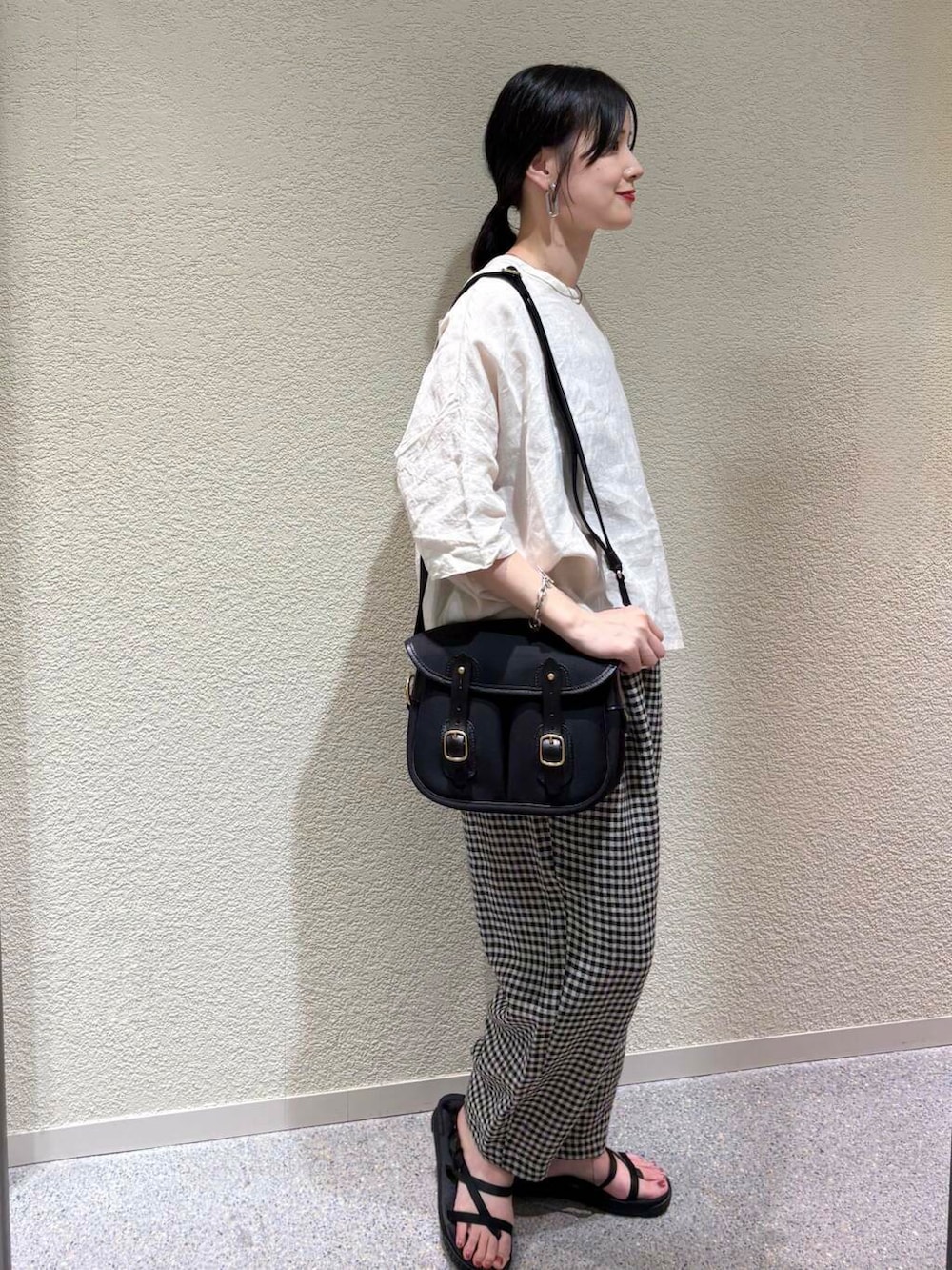 その他のその他パンツ、ピンク系のシャツ/ブラウスを着用したレディースの夏コーディネートの2枚目の写真