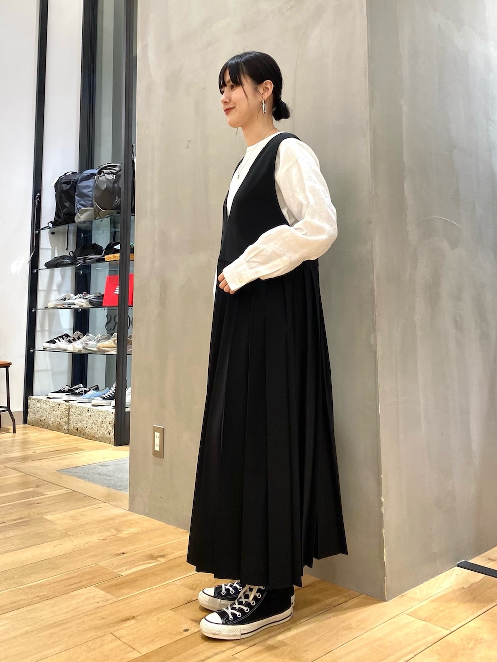 ベージュ系のトレンチコート、ホワイト系のTシャツ/カットソー、ブラック系のワンピースを着用したレディースの冬コーディネートの6枚目の写真