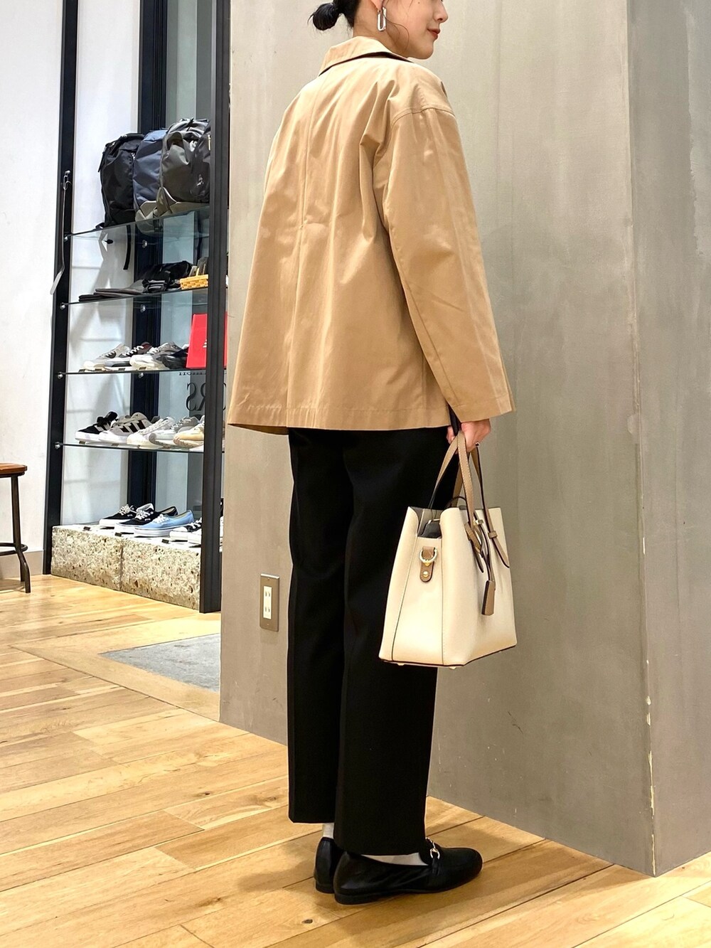 ホワイト系のニット/セーター、ブラック系のその他パンツ、ホワイト系のトートバッグを着用したレディースの冬コーディネートの4枚目の写真